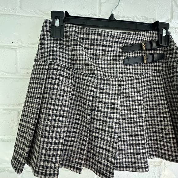 Windsor Black and Cream Checkered Mini Skirt with Buckle - Picture 3 of 7